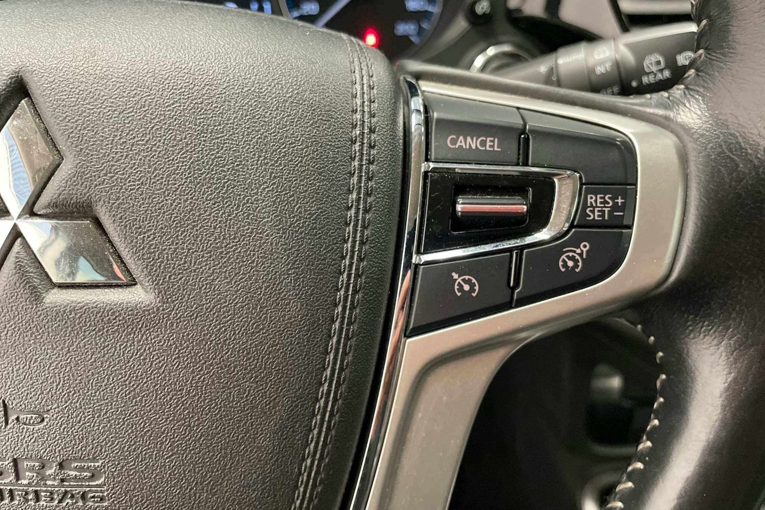 Harmaa Mitsubishi Outlander PHEV 2018 kuva 15.