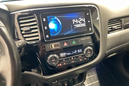 Harmaa Mitsubishi Outlander PHEV 2018 kuva 17.