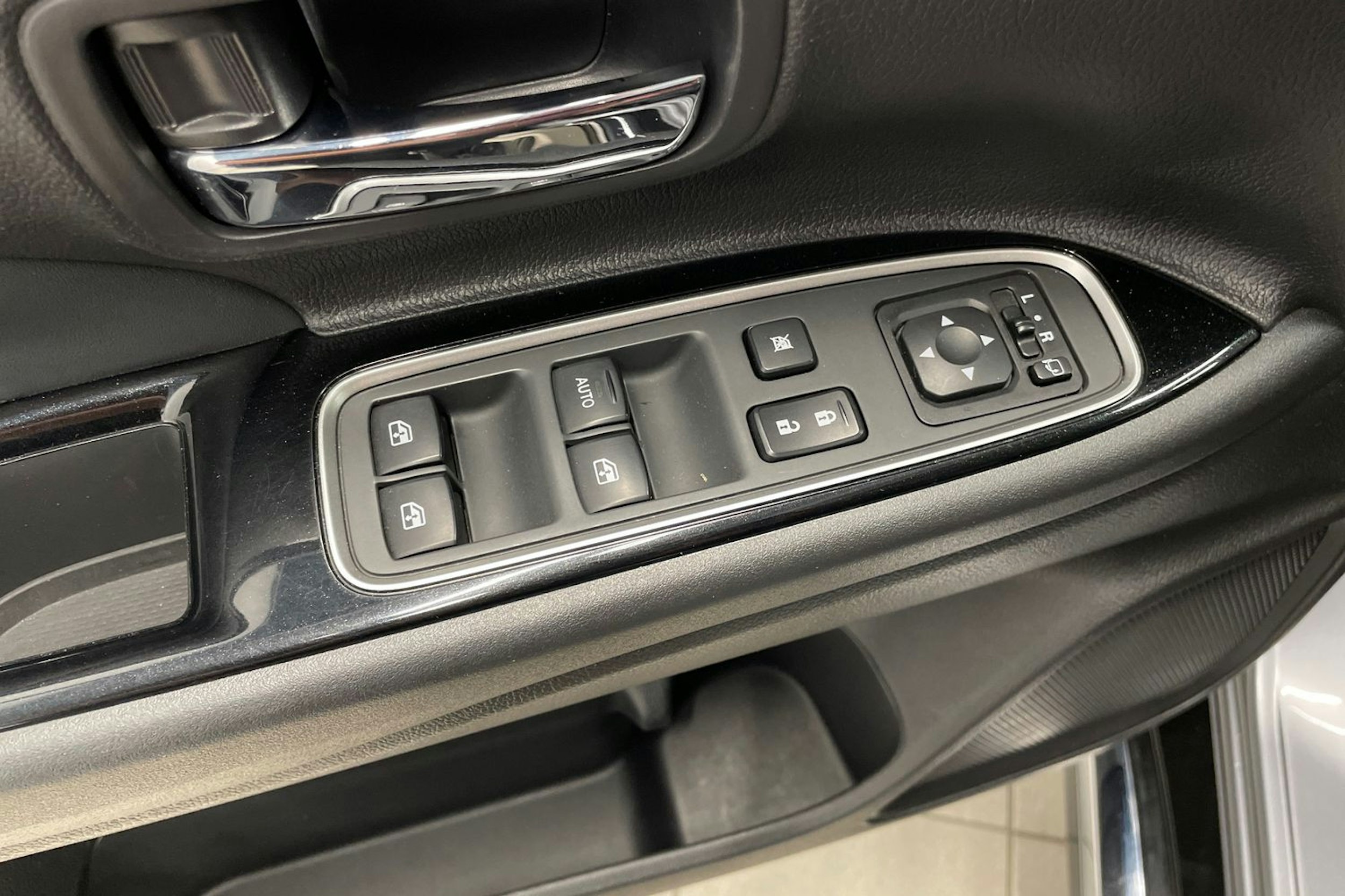 Harmaa Mitsubishi Outlander PHEV 2018 kuva 19.
