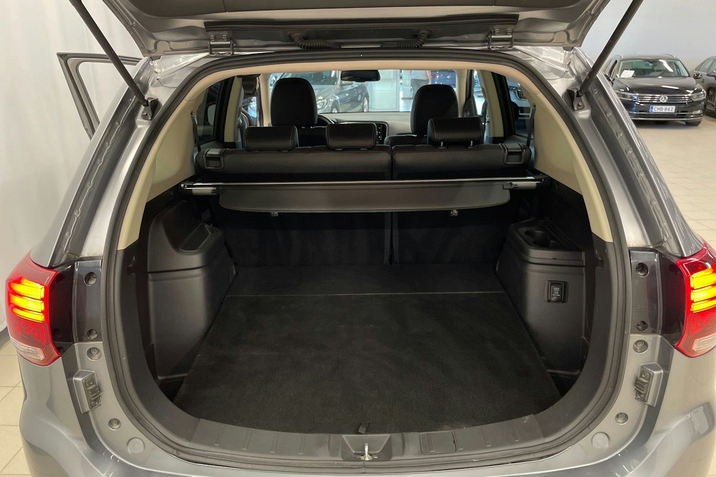 Harmaa Mitsubishi Outlander PHEV 2018 kuva 20.