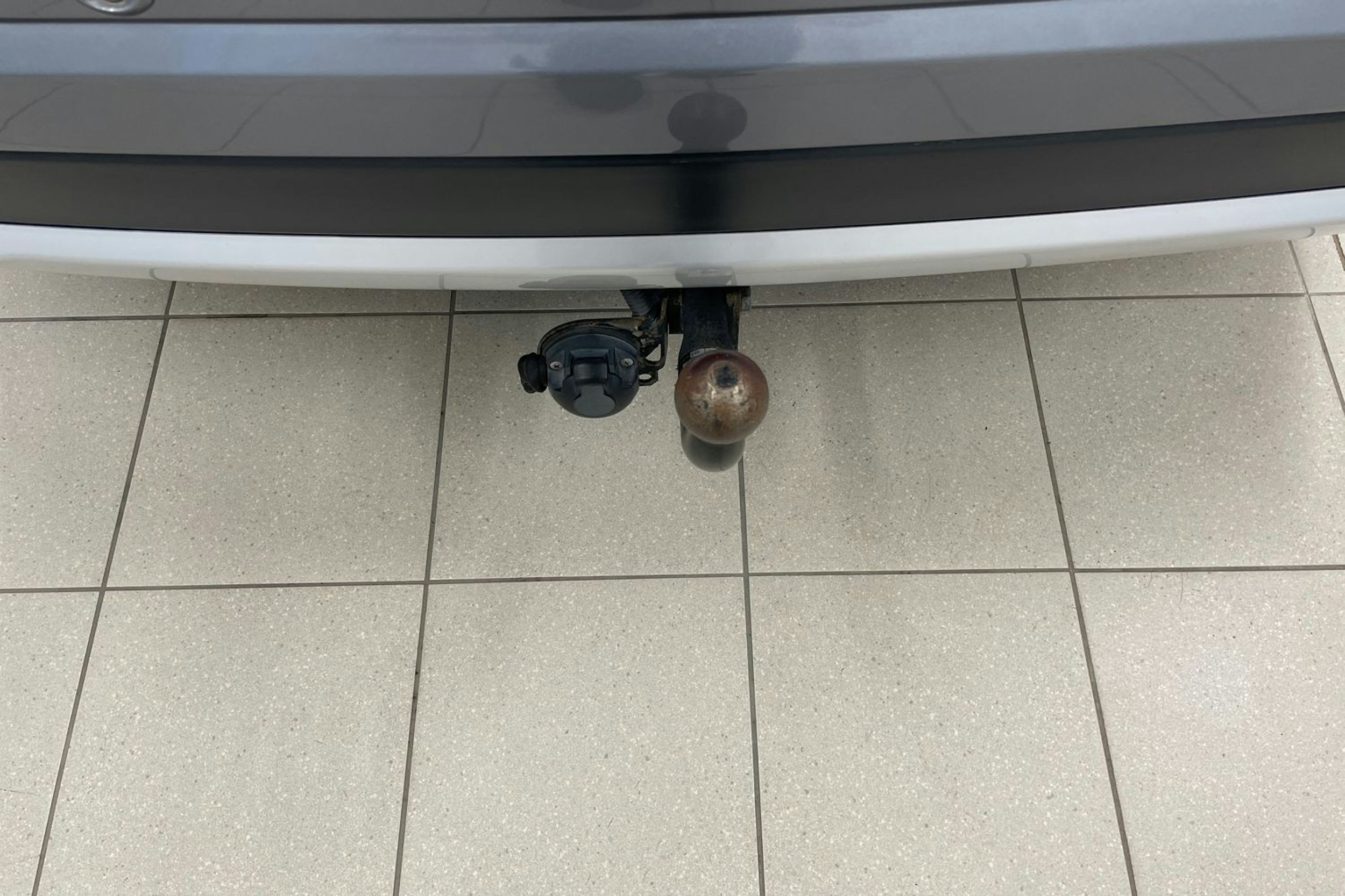 Harmaa Mitsubishi Outlander PHEV 2018 kuva 21.