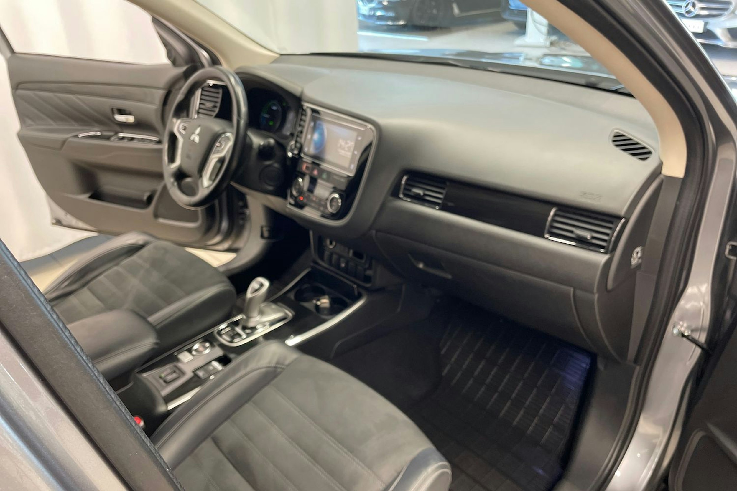Harmaa Mitsubishi Outlander PHEV 2018 kuva 22.