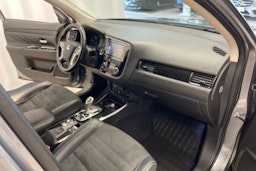Harmaa Mitsubishi Outlander PHEV 2018 kuva 22.