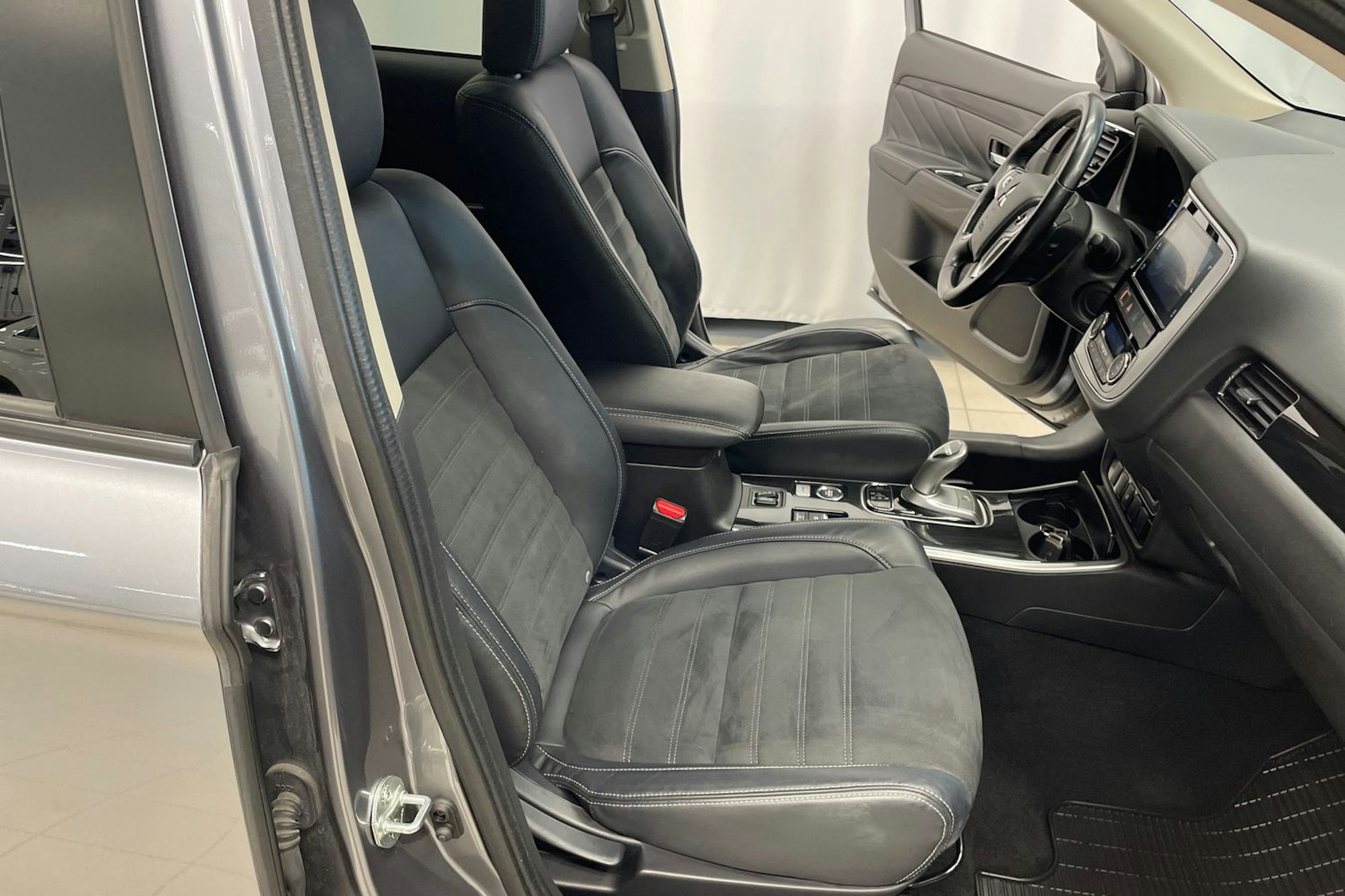 Harmaa Mitsubishi Outlander PHEV 2018 kuva 23.