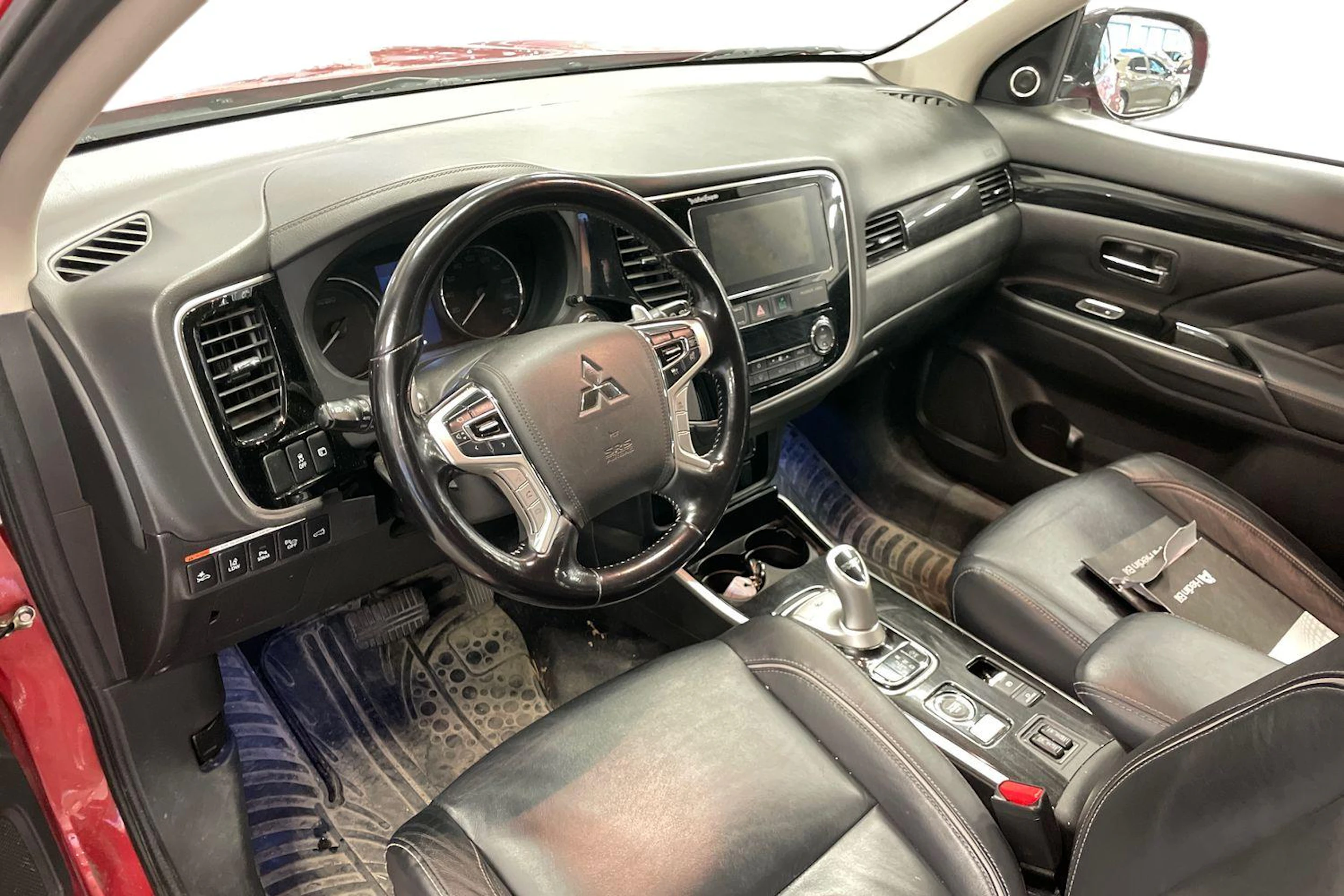 met. punainen Mitsubishi Outlander PHEV 2018 kuva 3.
