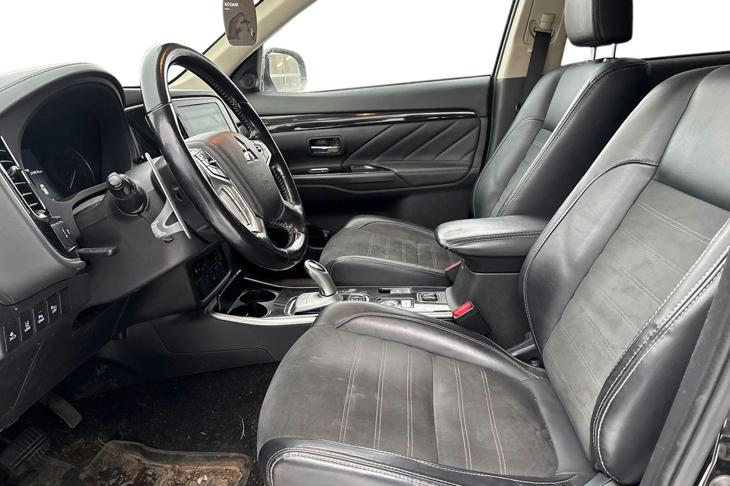 musta Mitsubishi Outlander PHEV 2018 kuva 3.