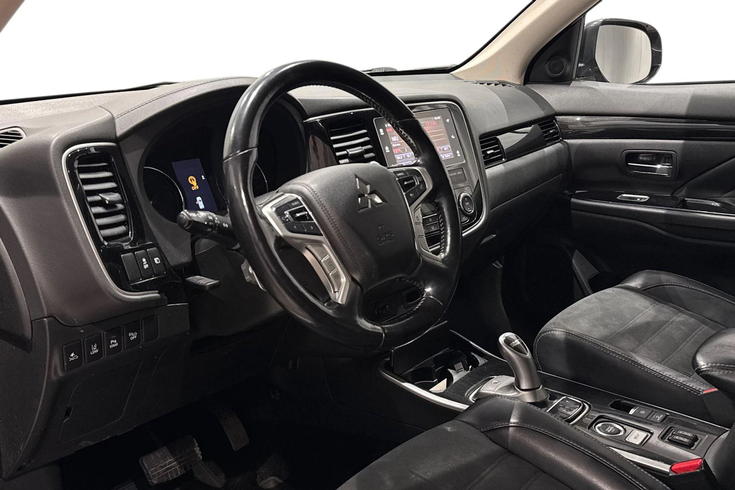 musta Mitsubishi Outlander PHEV 2018 kuva 6.