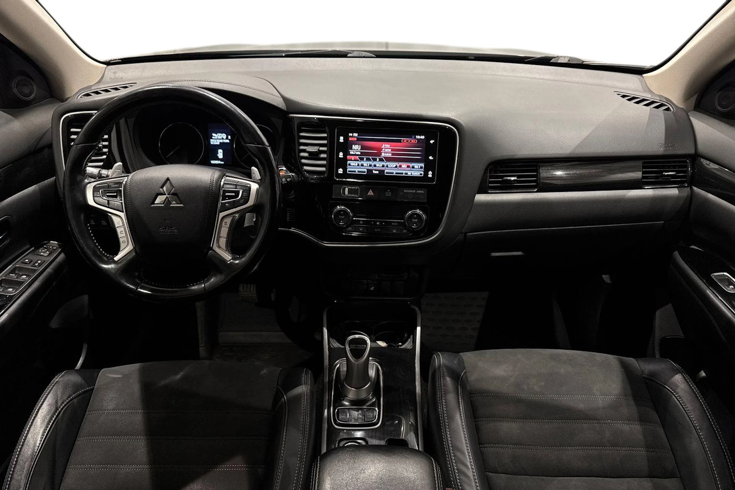 musta Mitsubishi Outlander PHEV 2018 kuva 7.