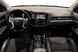 musta Mitsubishi Outlander PHEV 2018 kuva 7.