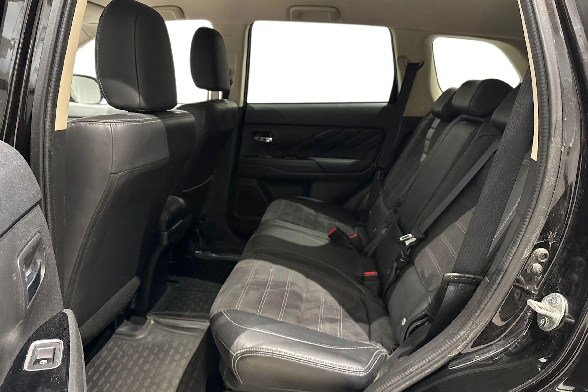 musta Mitsubishi Outlander PHEV 2018 kuva 8.