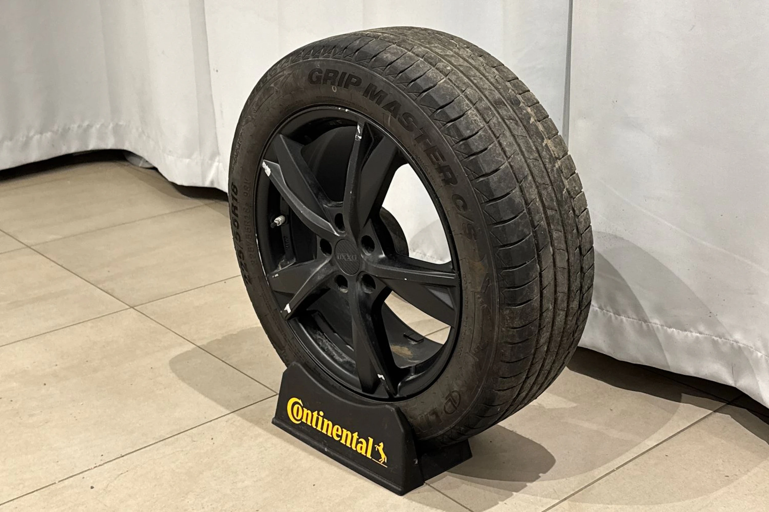 musta Mitsubishi Outlander PHEV 2018 kuva 11.