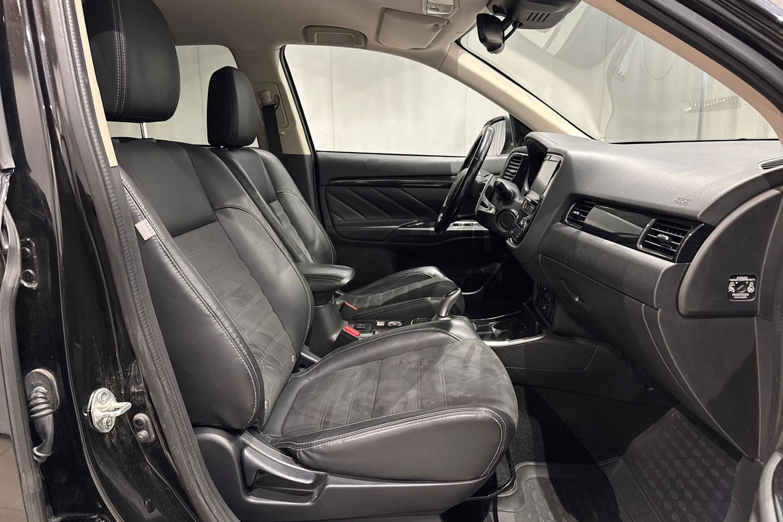 musta Mitsubishi Outlander PHEV 2018 kuva 13.