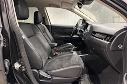 musta Mitsubishi Outlander PHEV 2018 kuva 13.