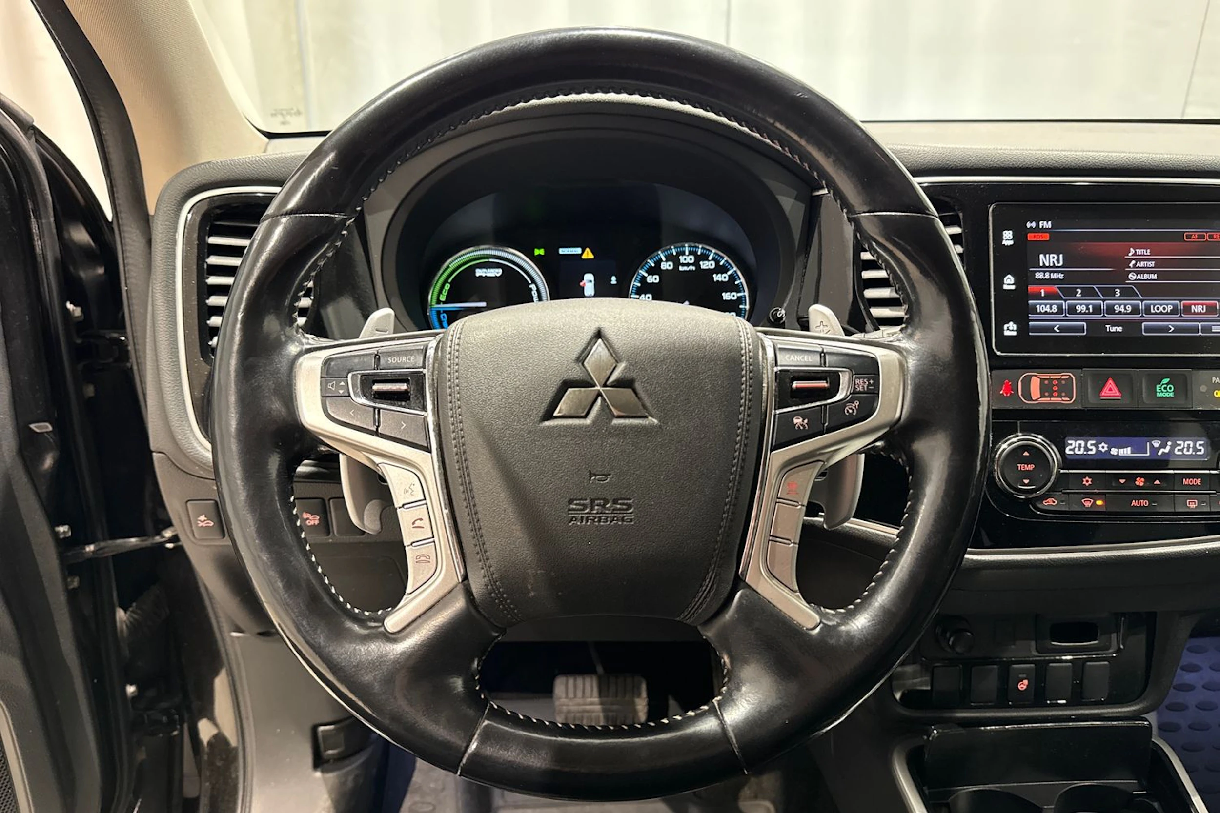 musta Mitsubishi Outlander PHEV 2018 kuva 14.