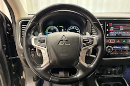 musta Mitsubishi Outlander PHEV 2018 kuva 14.