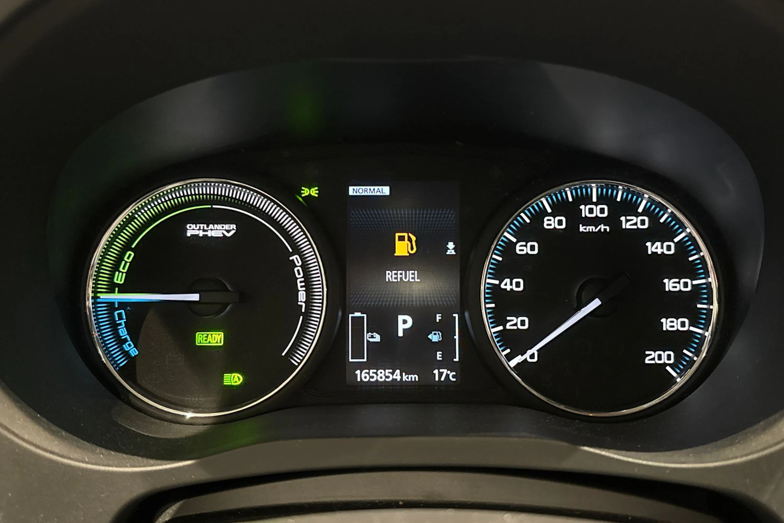 musta Mitsubishi Outlander PHEV 2018 kuva 15.