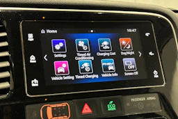 musta Mitsubishi Outlander PHEV 2018 kuva 19.