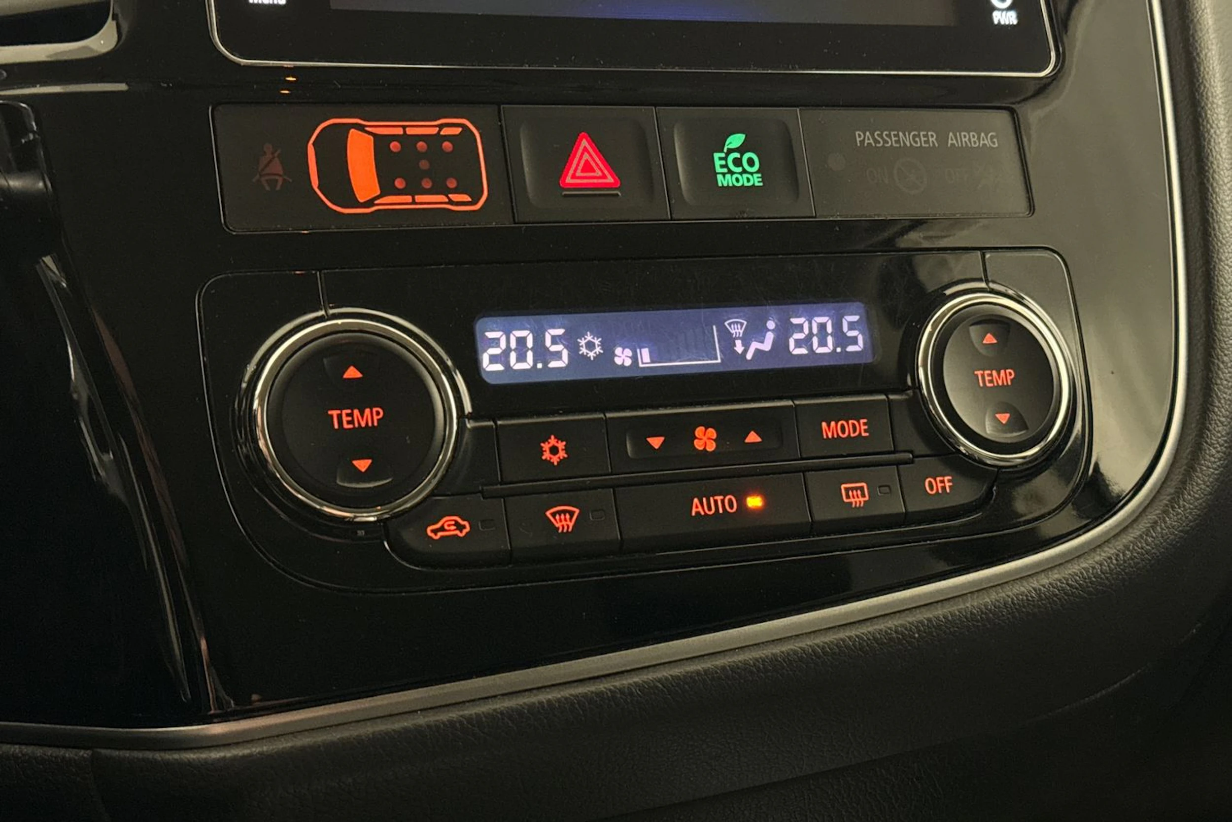 musta Mitsubishi Outlander PHEV 2018 kuva 21.