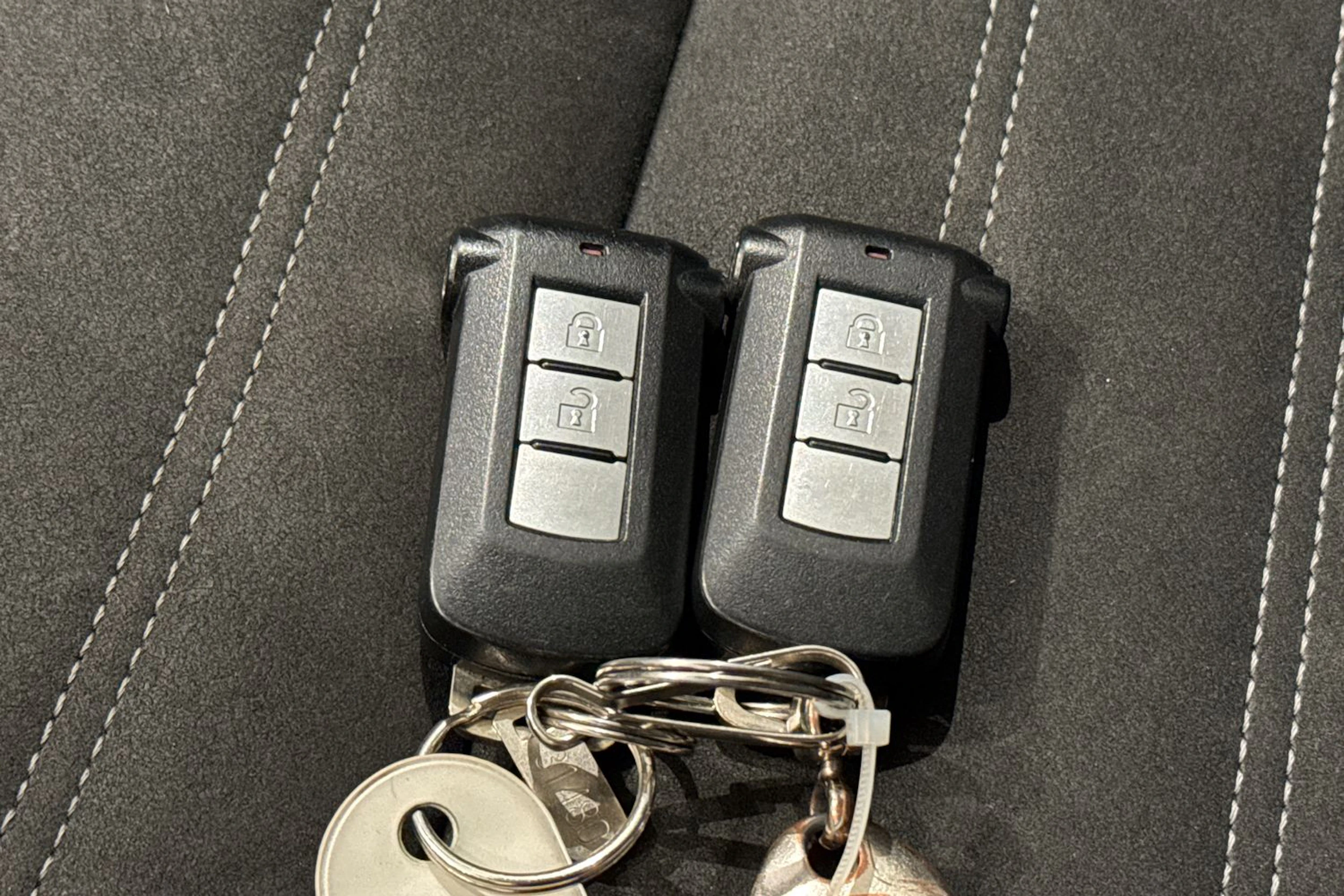 musta Mitsubishi Outlander PHEV 2018 kuva 23.