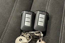 musta Mitsubishi Outlander PHEV 2018 kuva 23.