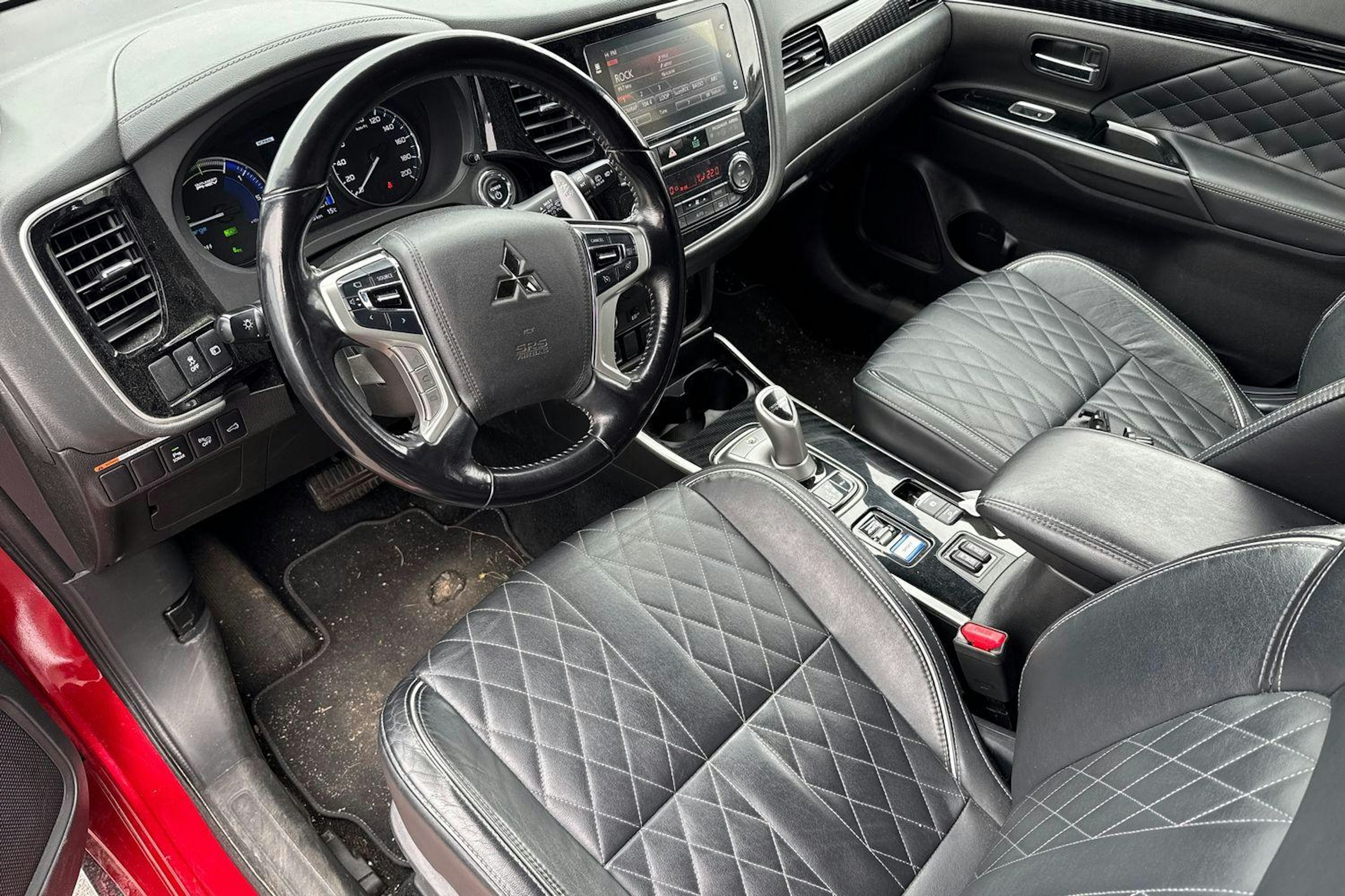 punainen Mitsubishi Outlander PHEV 2018 kuva 3.