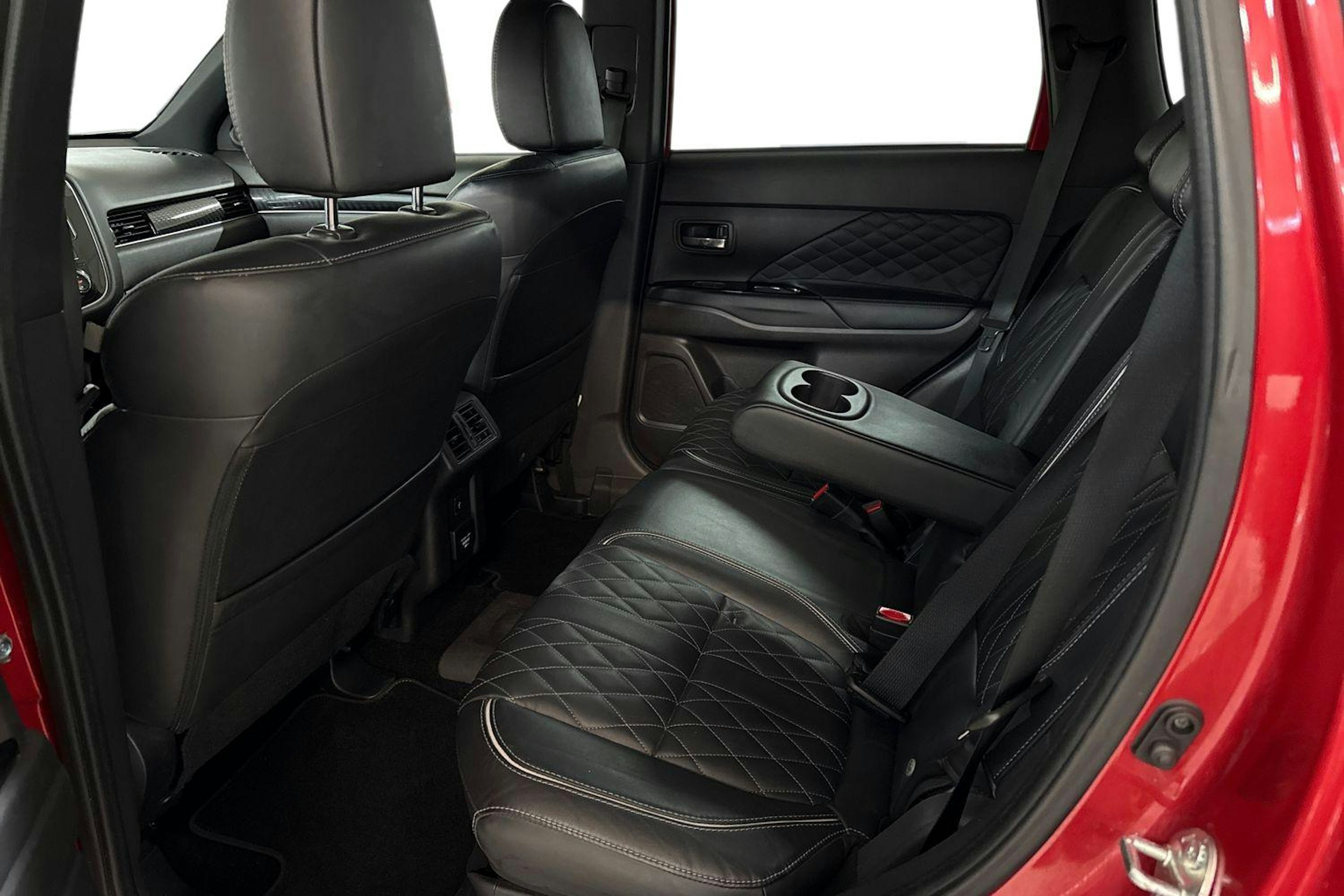 punainen Mitsubishi Outlander PHEV 2019 kuva 10.