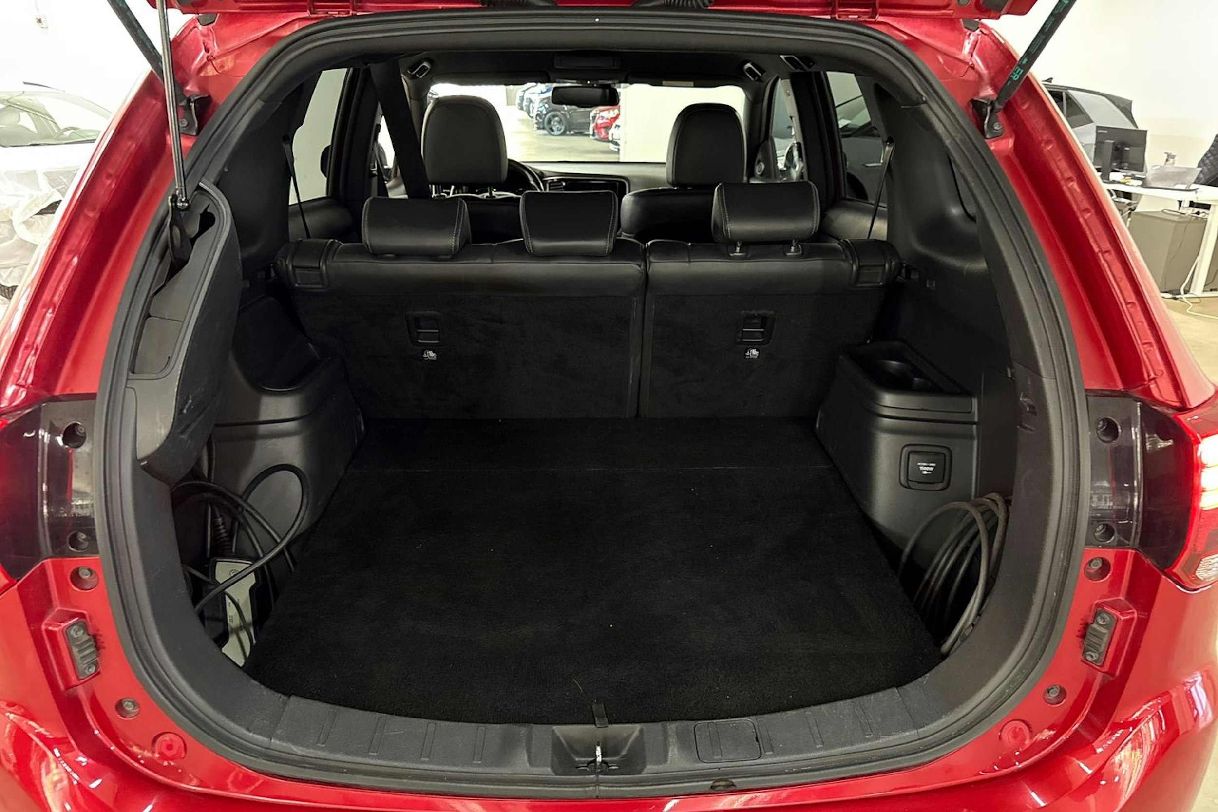 punainen Mitsubishi Outlander PHEV 2019 kuva 15.