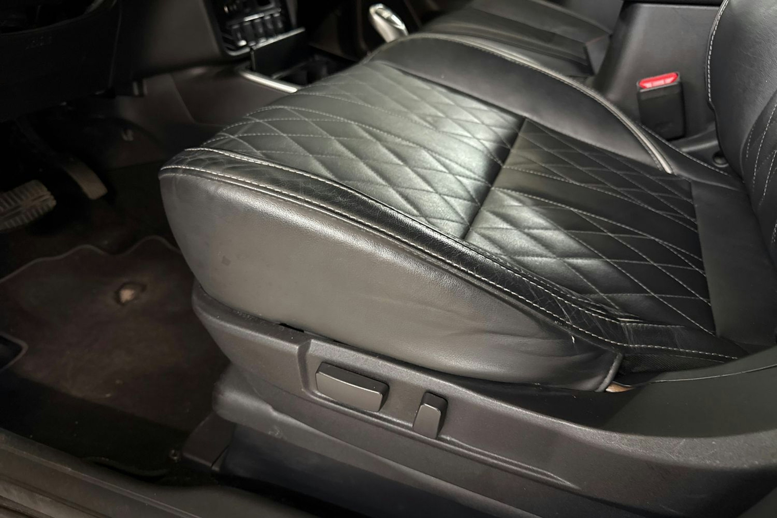 punainen Mitsubishi Outlander PHEV 2019 kuva 16.