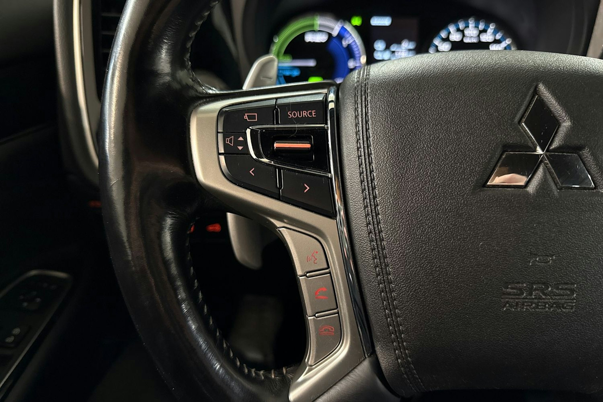 punainen Mitsubishi Outlander PHEV 2019 kuva 17.