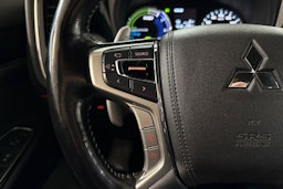 punainen Mitsubishi Outlander PHEV 2019 kuva 17.