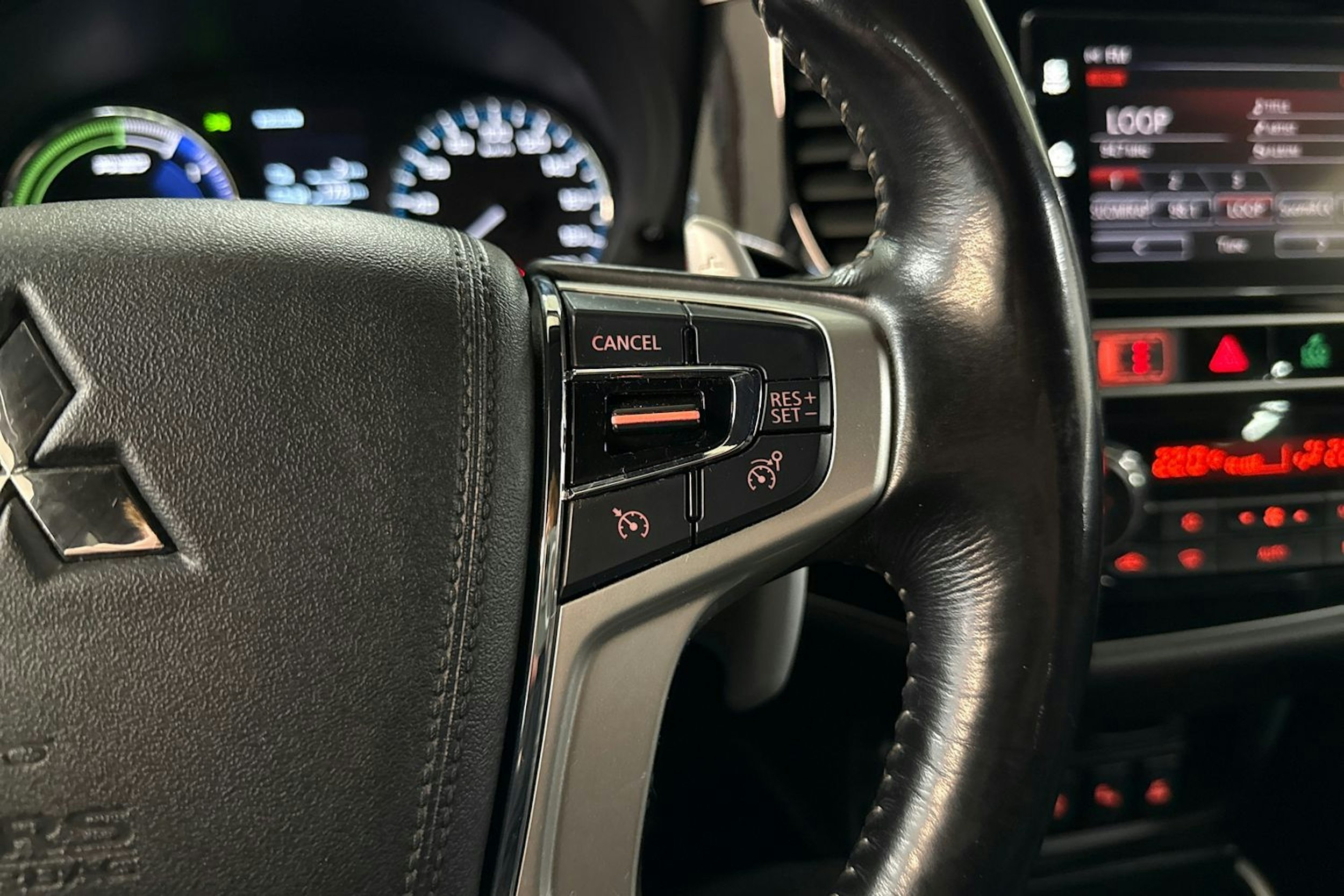 punainen Mitsubishi Outlander PHEV 2019 kuva 18.