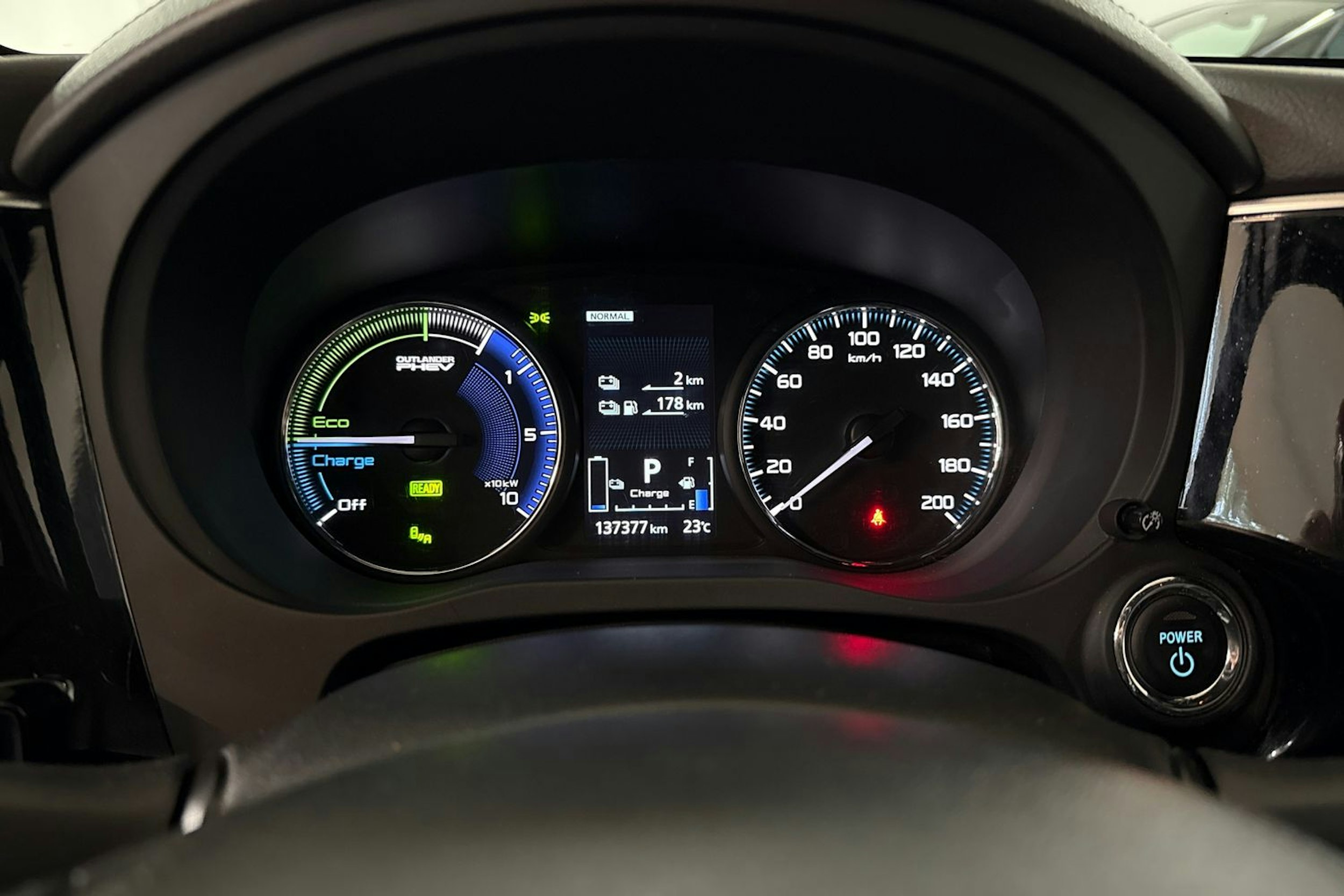 punainen Mitsubishi Outlander PHEV 2019 kuva 19.