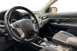 valkoinen Mitsubishi Outlander PHEV 2018 kuva 6.