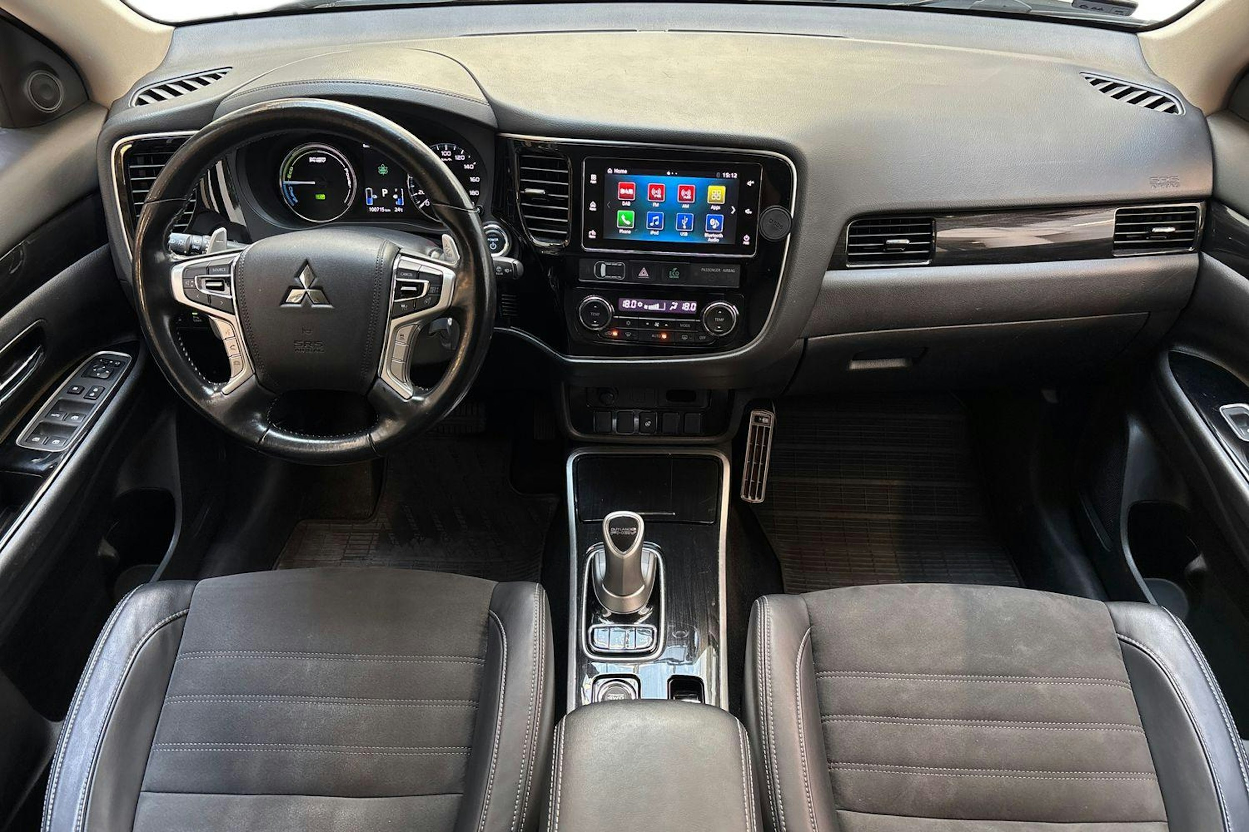 valkoinen Mitsubishi Outlander PHEV 2018 kuva 7.