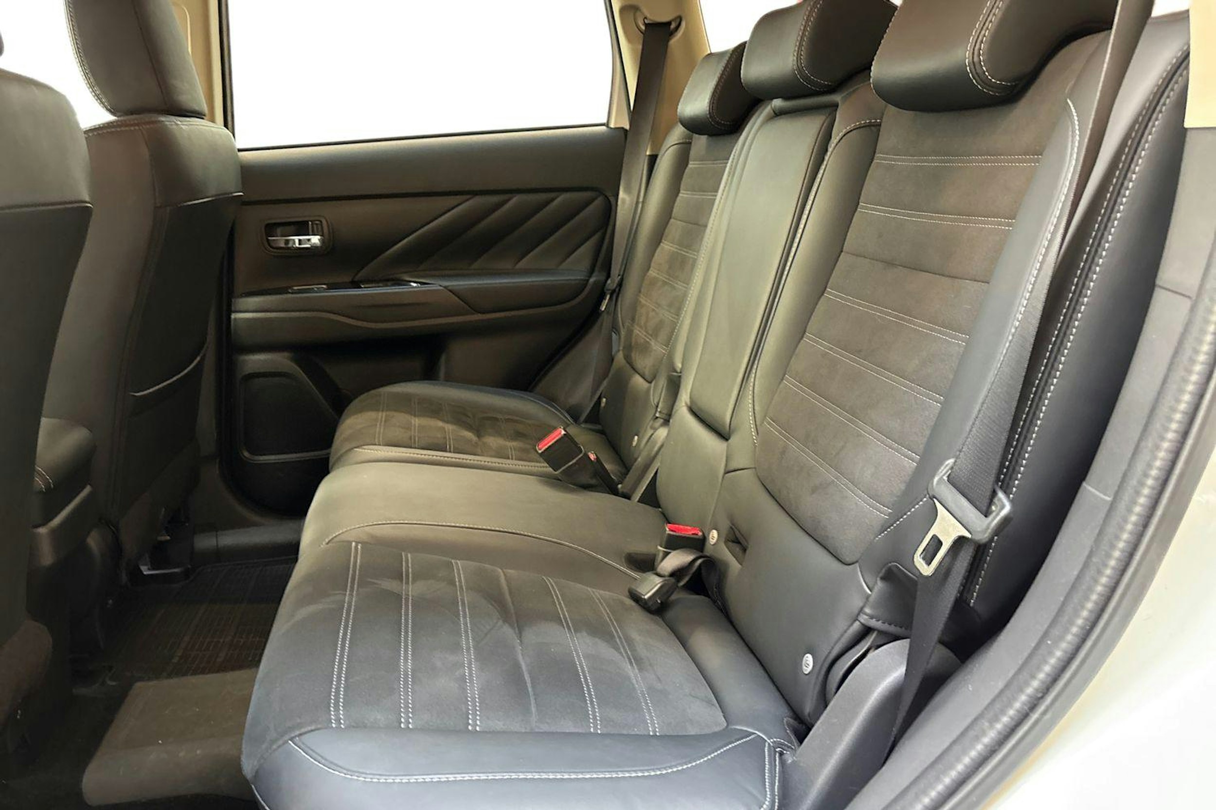 valkoinen Mitsubishi Outlander PHEV 2018 kuva 8.