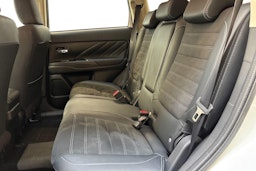 valkoinen Mitsubishi Outlander PHEV 2018 kuva 8.