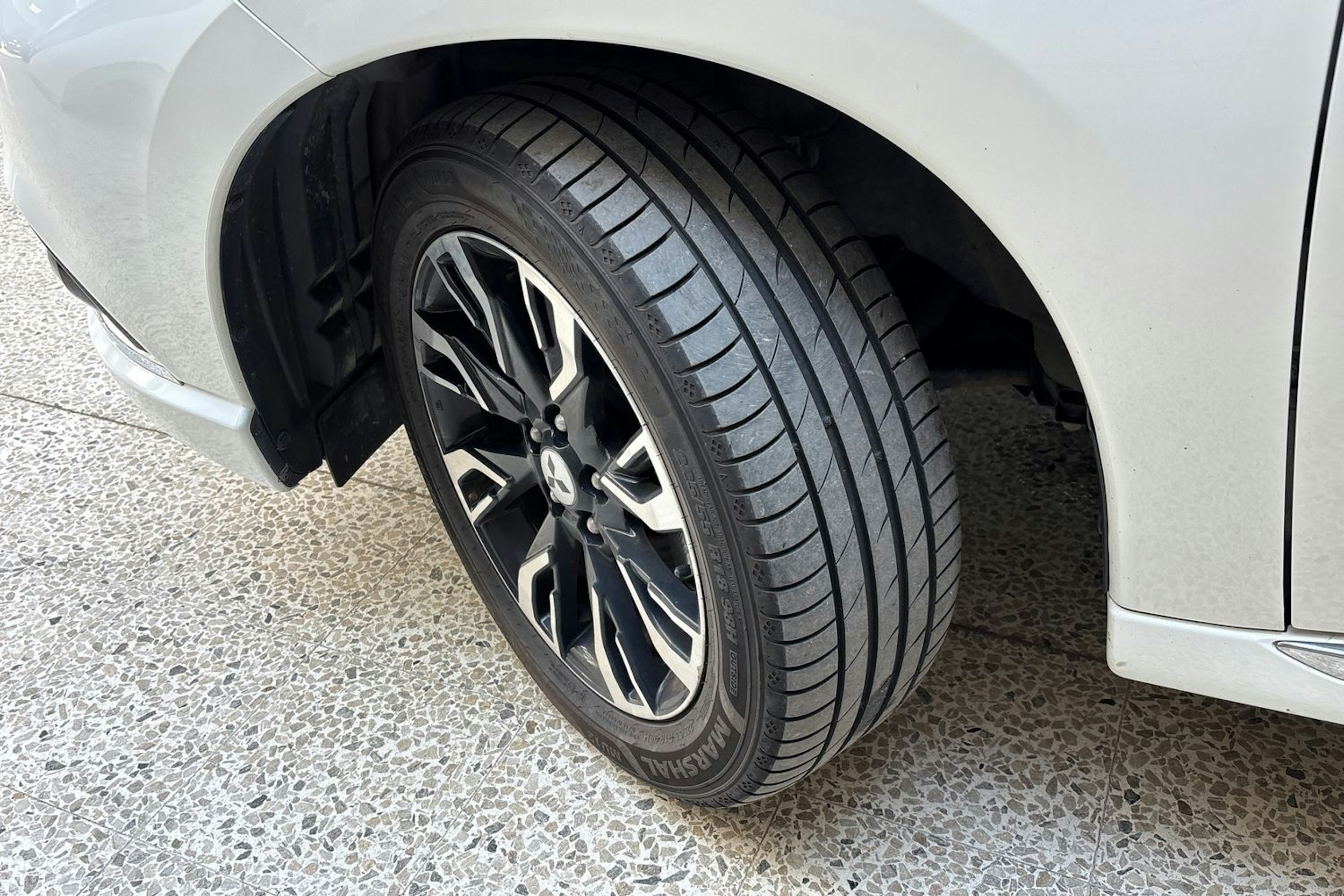 valkoinen Mitsubishi Outlander PHEV 2018 kuva 10.
