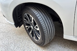 valkoinen Mitsubishi Outlander PHEV 2018 kuva 10.