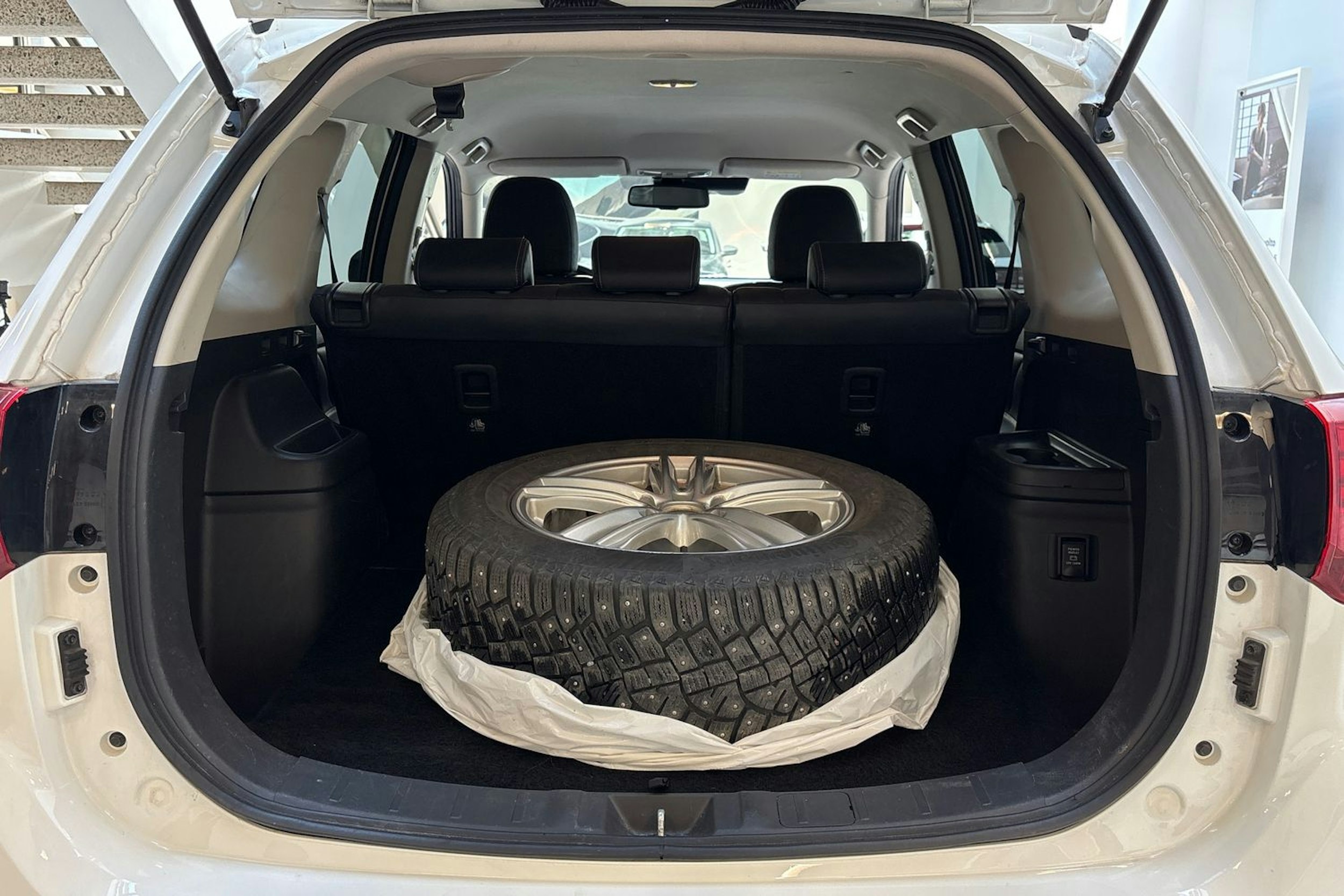 valkoinen Mitsubishi Outlander PHEV 2018 kuva 11.