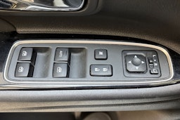 valkoinen Mitsubishi Outlander PHEV 2018 kuva 13.