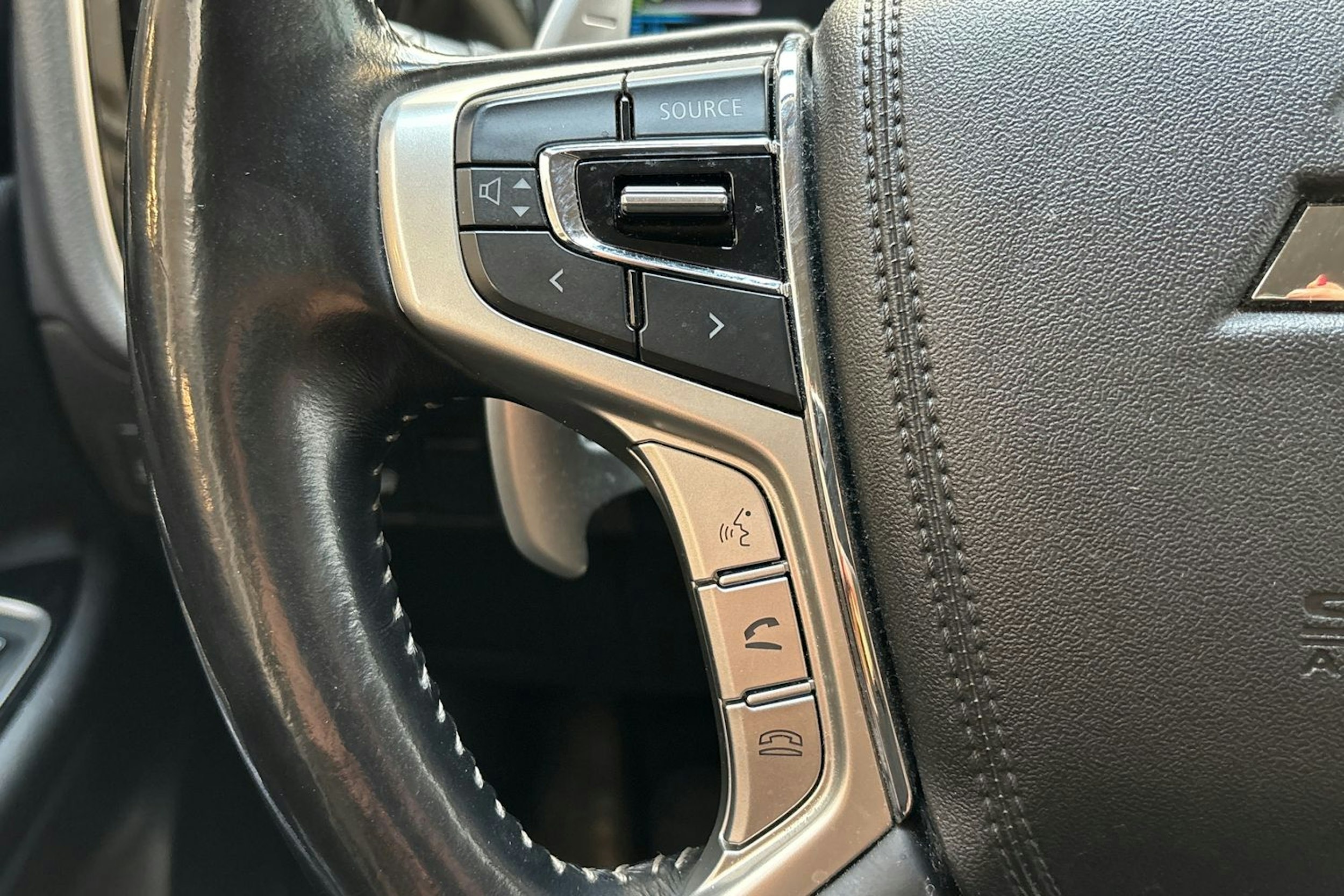 valkoinen Mitsubishi Outlander PHEV 2018 kuva 15.