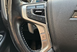 valkoinen Mitsubishi Outlander PHEV 2018 kuva 15.