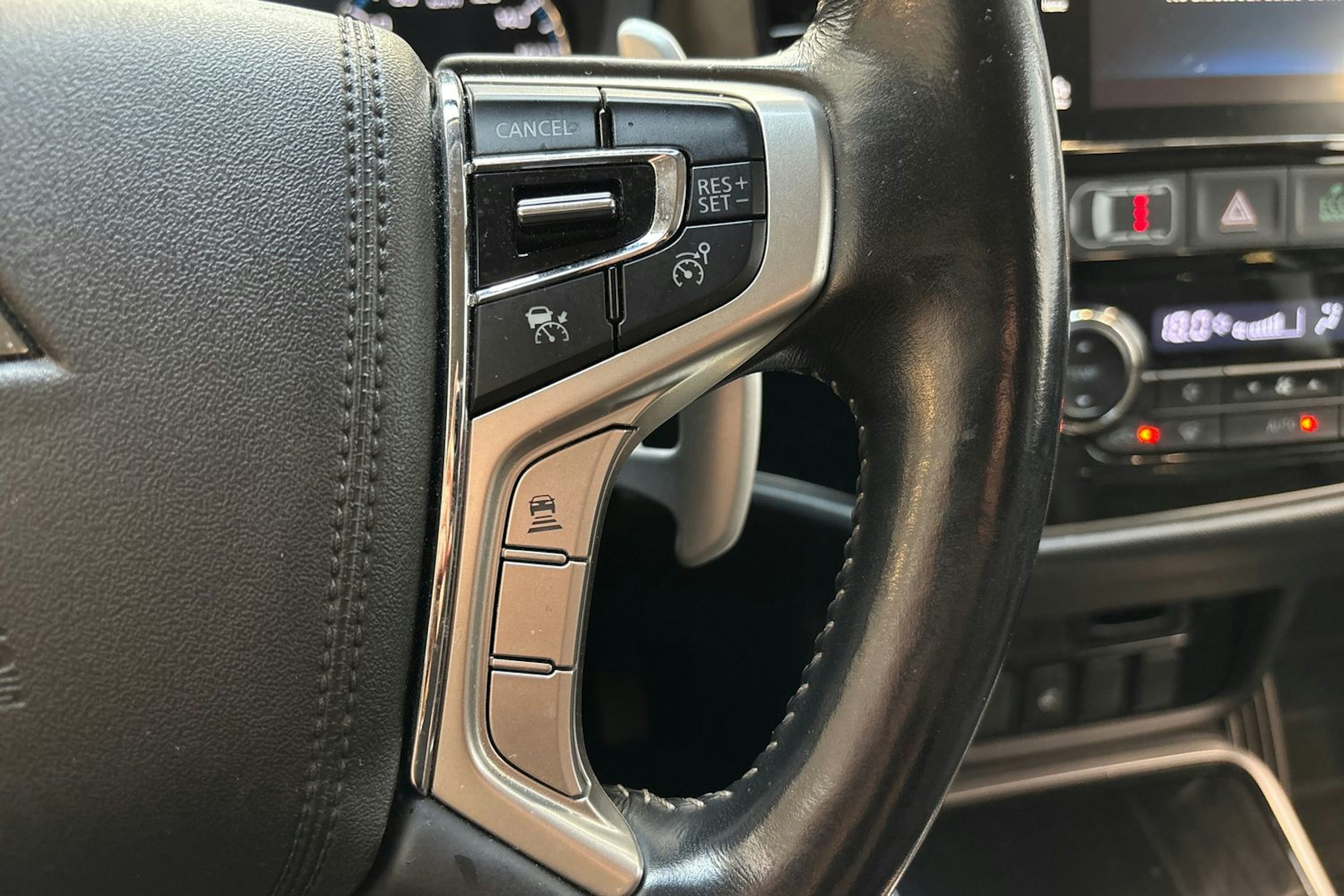 valkoinen Mitsubishi Outlander PHEV 2018 kuva 16.