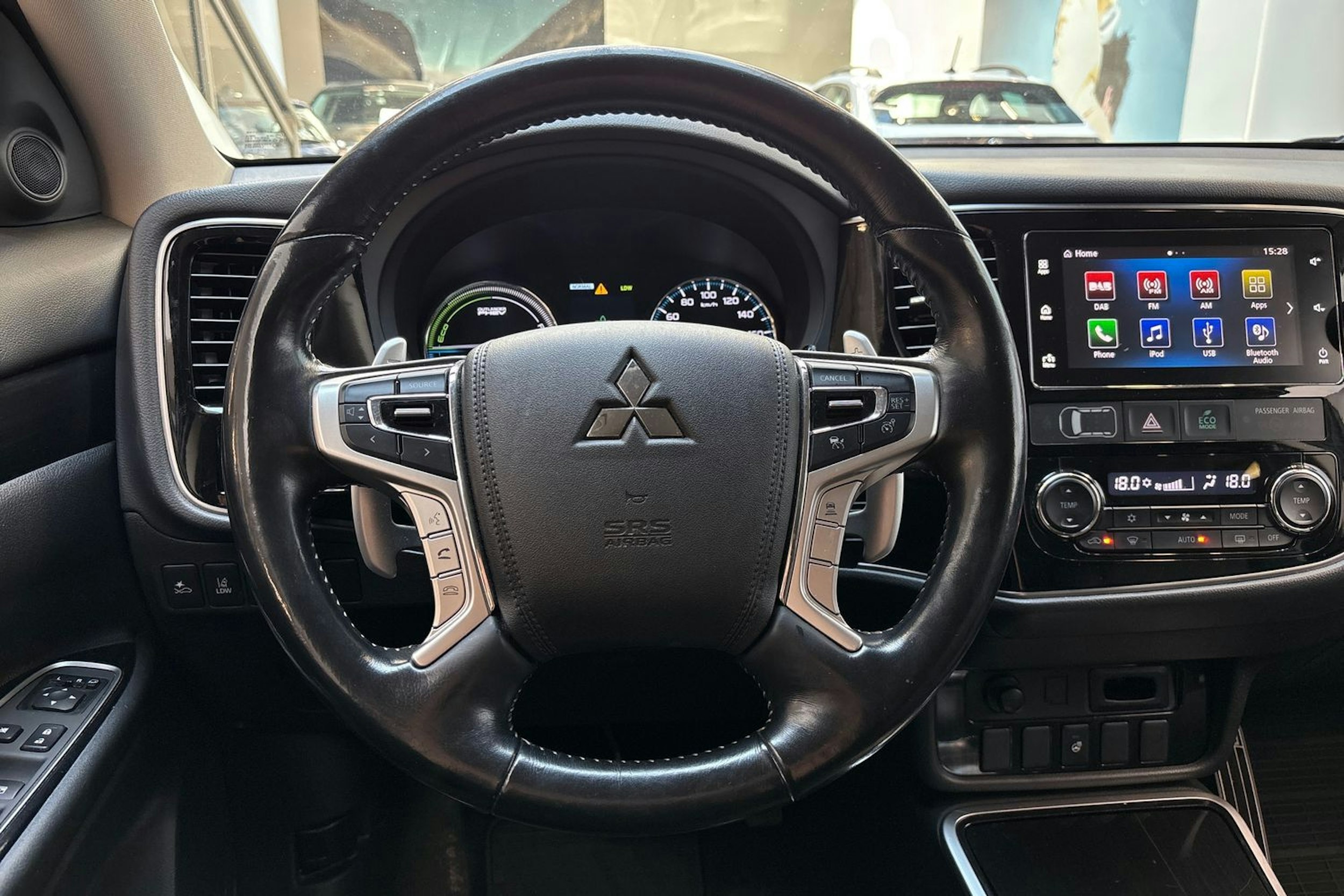valkoinen Mitsubishi Outlander PHEV 2018 kuva 17.