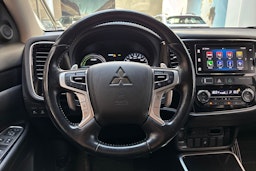 valkoinen Mitsubishi Outlander PHEV 2018 kuva 17.