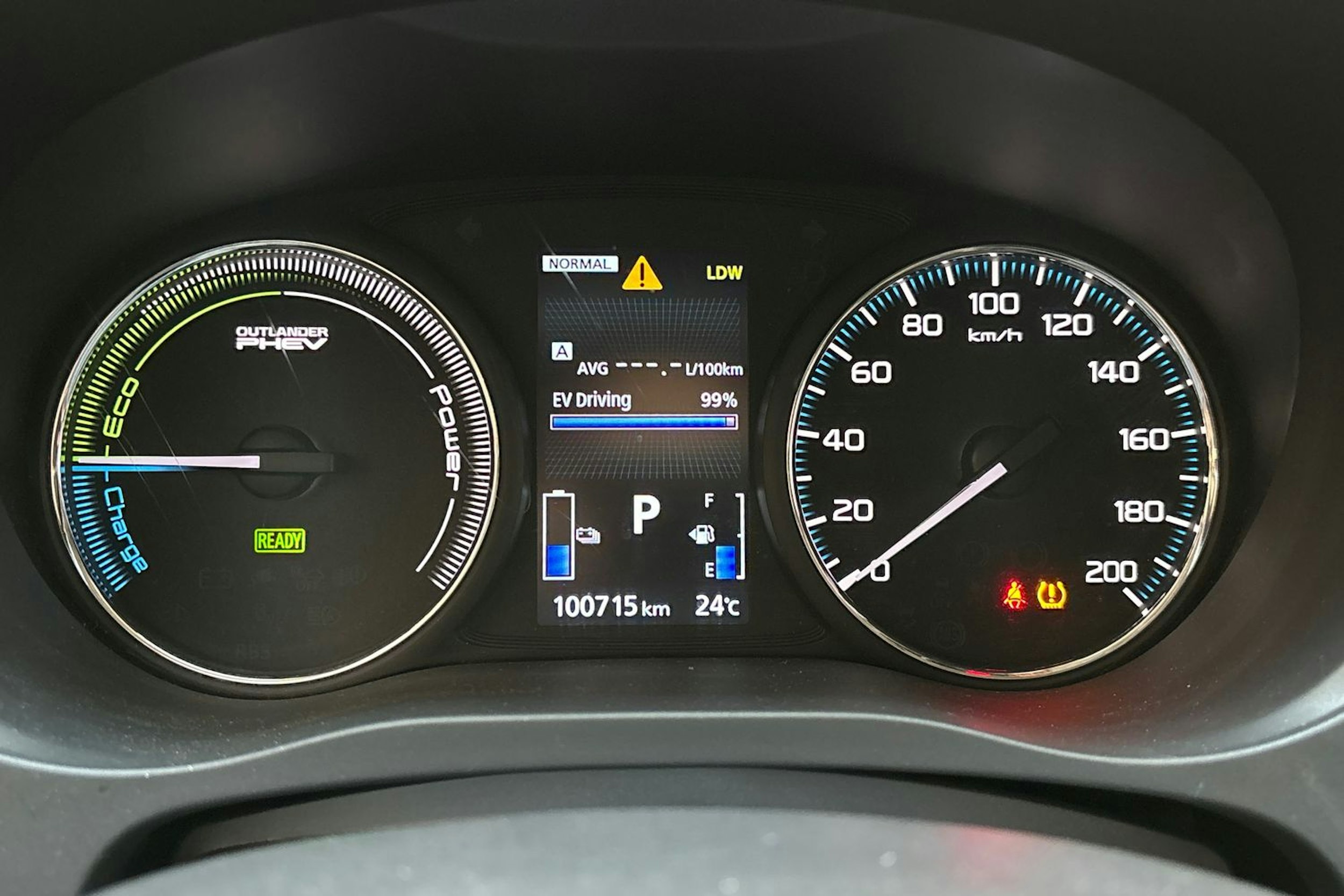 valkoinen Mitsubishi Outlander PHEV 2018 kuva 18.