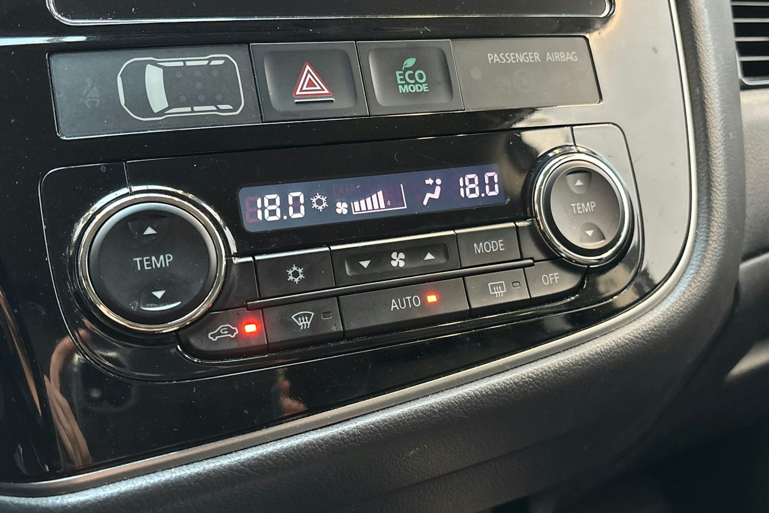 valkoinen Mitsubishi Outlander PHEV 2018 kuva 22.