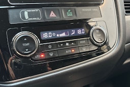 valkoinen Mitsubishi Outlander PHEV 2018 kuva 22.