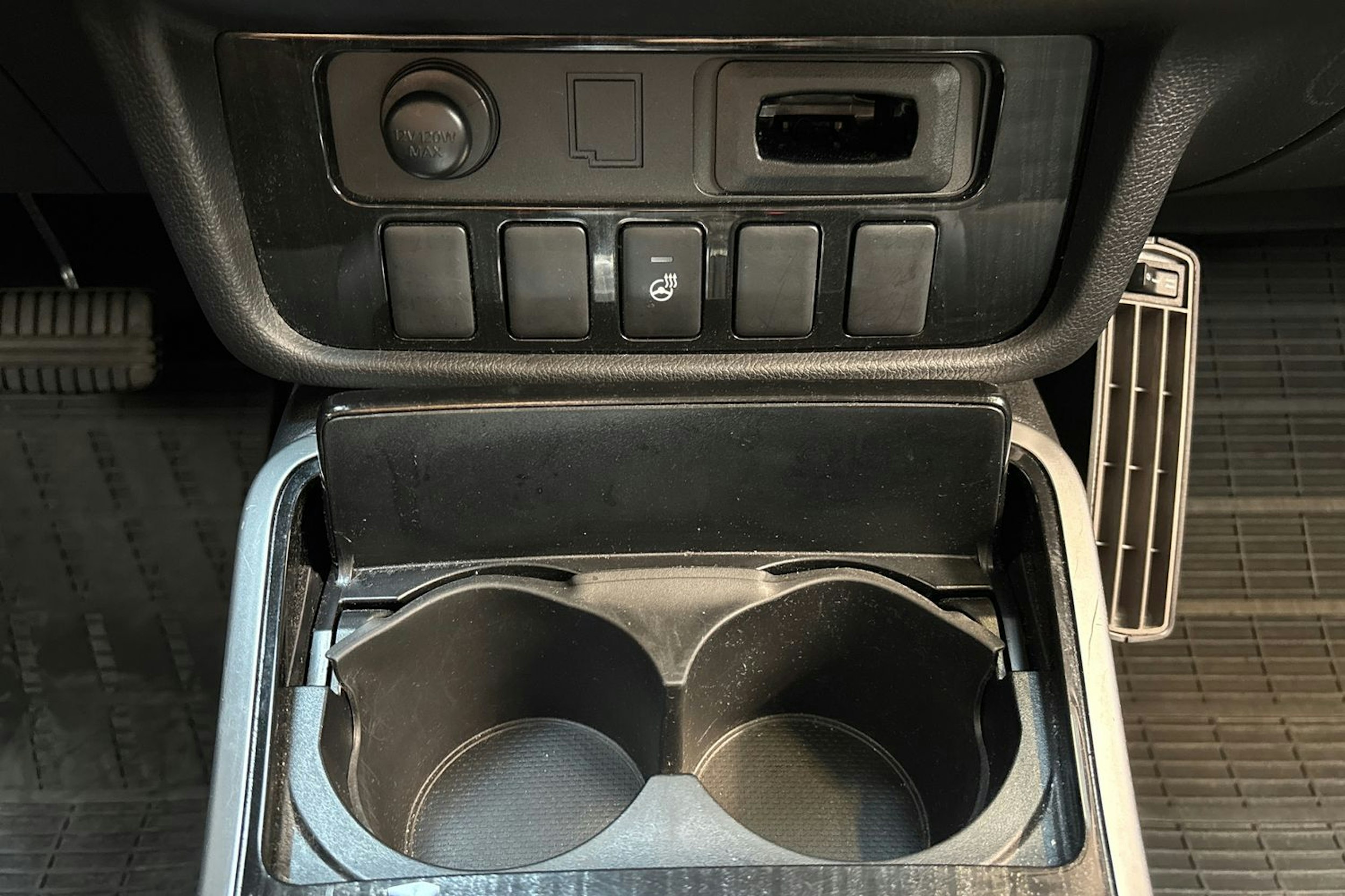 valkoinen Mitsubishi Outlander PHEV 2018 kuva 23.
