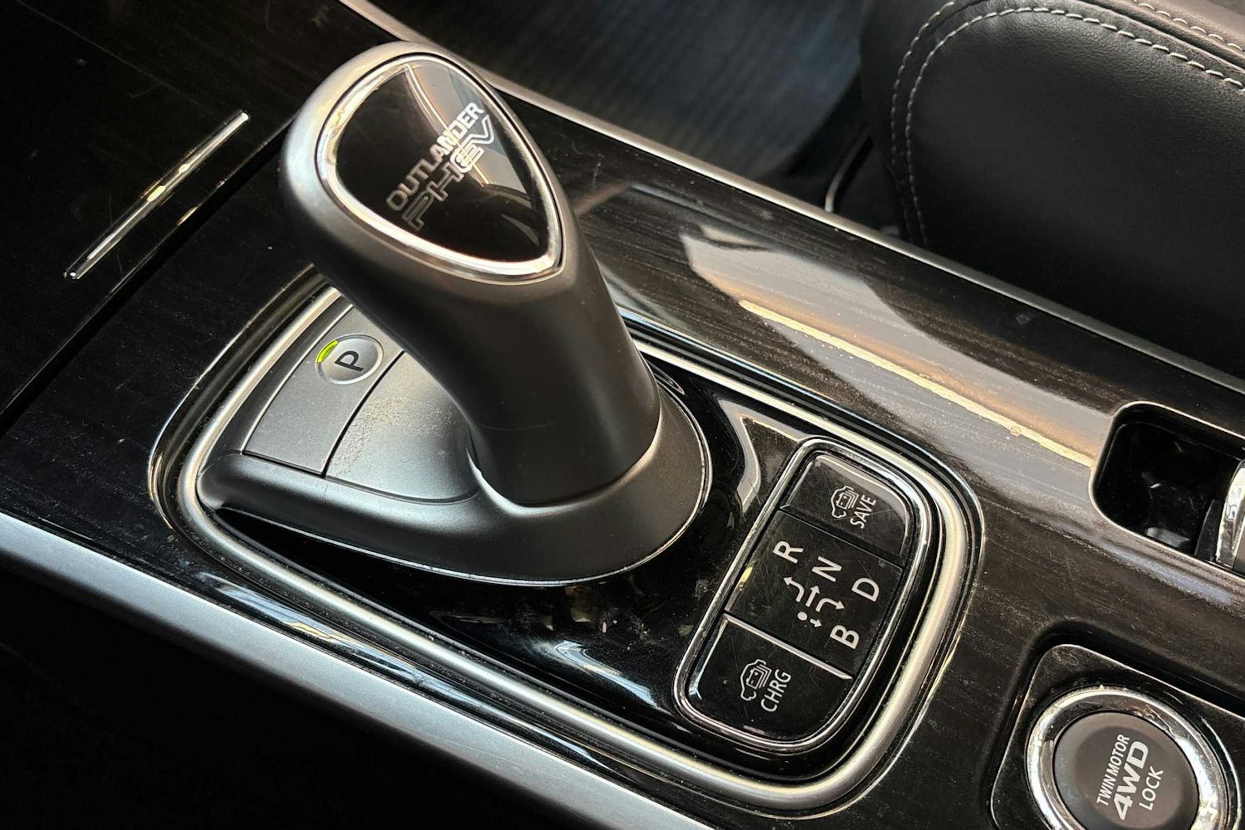 valkoinen Mitsubishi Outlander PHEV 2018 kuva 24.